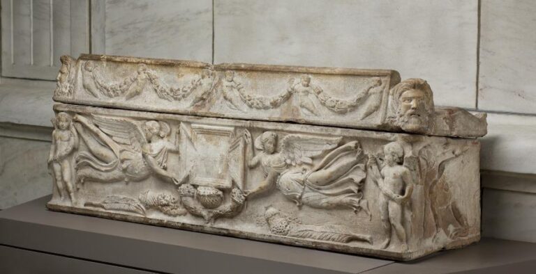 Astonishing Roman sarcophagus found in bustling central London!